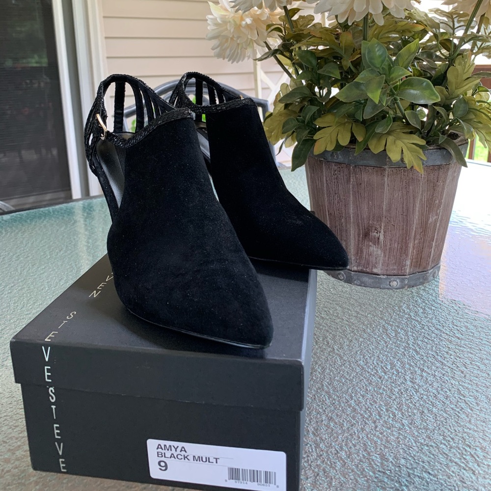 Women’s Size 9 Black Suede booties by STEVEN -NWT